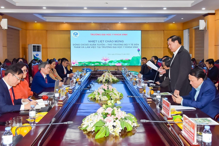 Thứ trưởng Bộ Y tế Đỗ Xuân Tuyên làm việc với Trường Đại học Y khoa Vinh