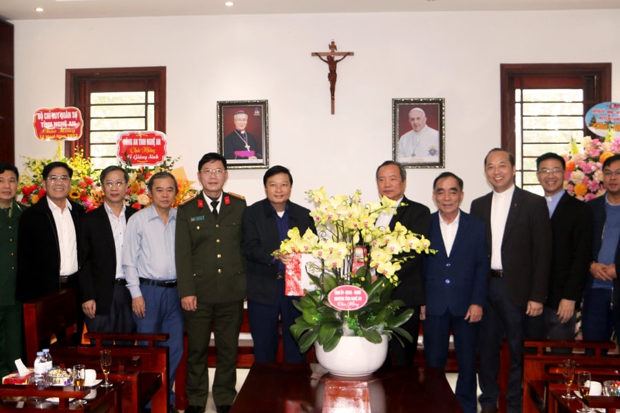 Phó Chủ tịch Thường trực UBND tỉnh chúc mừng Giáng sinh tại Đại chủng viện và Giáo hạt Xã Đoài