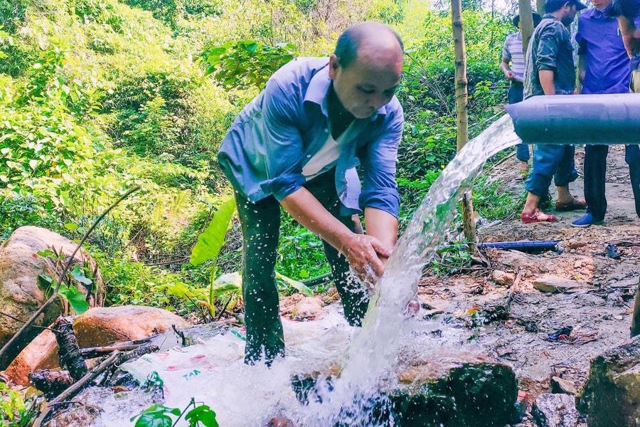Xóm nghèo vui đón nước sạch 