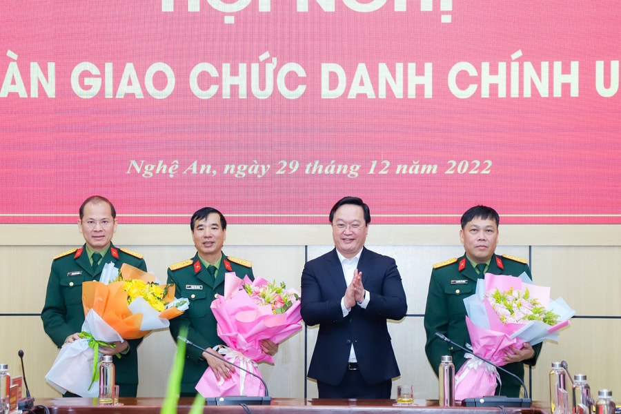Bàn giao chức vụ Chính uỷ Bộ Chỉ huy Quân sự tỉnh Nghệ An
