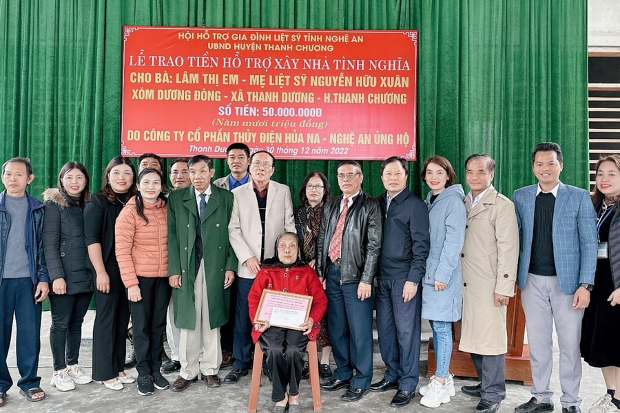 Trao 250 triệu đồng hỗ trợ xây dựng nhà tình nghĩa, nhà đại đoàn kết ở huyện Thanh Chương và Hưng Nguyên 