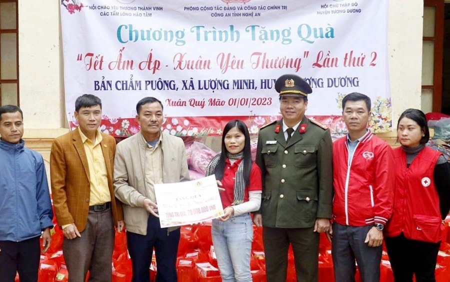Mang niềm vui đến Chăm Puông trong ngày đầu năm