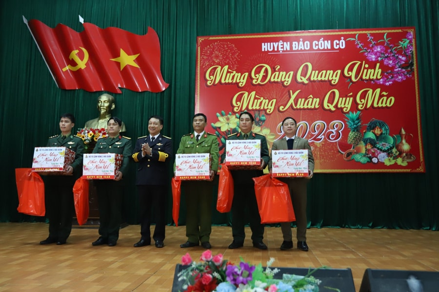 Bộ Tư lệnh Hải quân Vùng 3 và đoàn phóng viên thăm, chúc Tết tại huyện đảo Cồn Cỏ