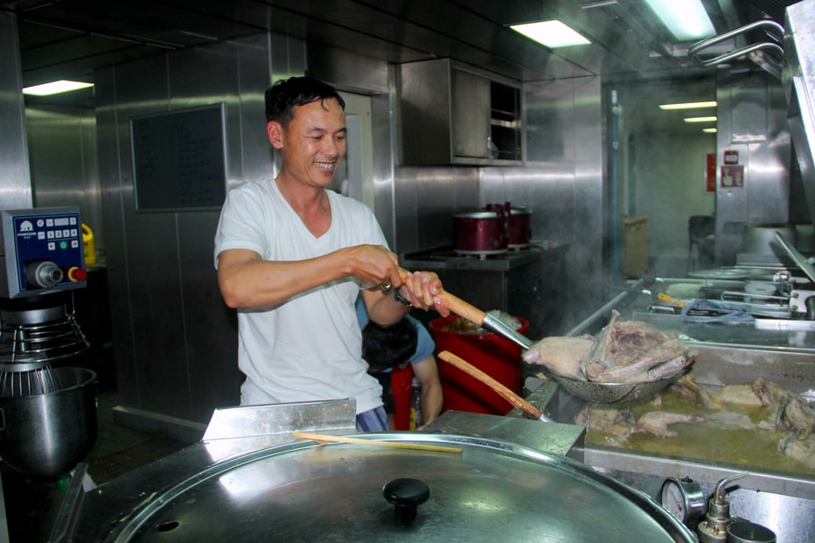 Những anh nuôi trên hải trình đến Trường Sa