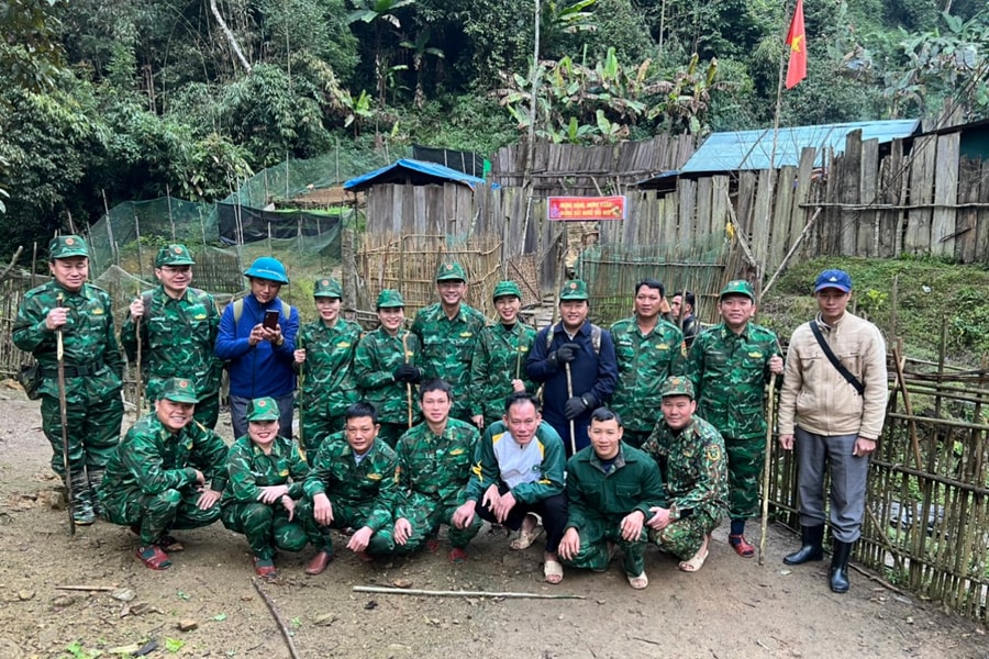 Kiểm tra, chúc Tết tại chốt tiền tiêu biên giới Việt Nam - Lào 