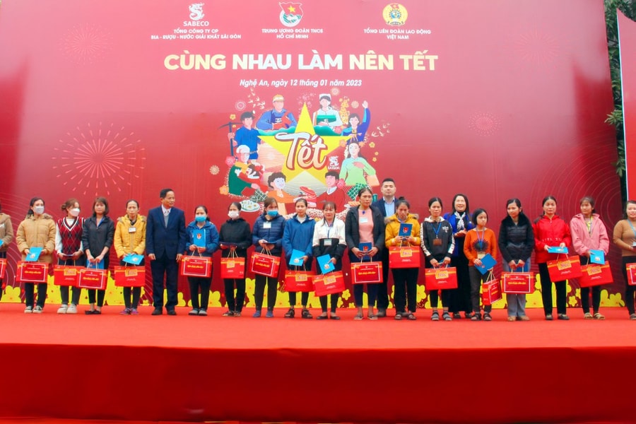 Hàng trăm suất quà ý nghĩa cho công nhân tại chương trình ‘Cùng nhau làm nên Tết’ năm 2023