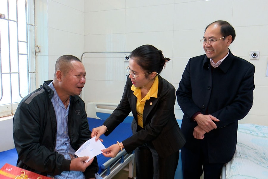 Chủ tịch Ủy ban MTTQ tỉnh tặng quà cho bệnh nhân nghèo tại Cửa Lò