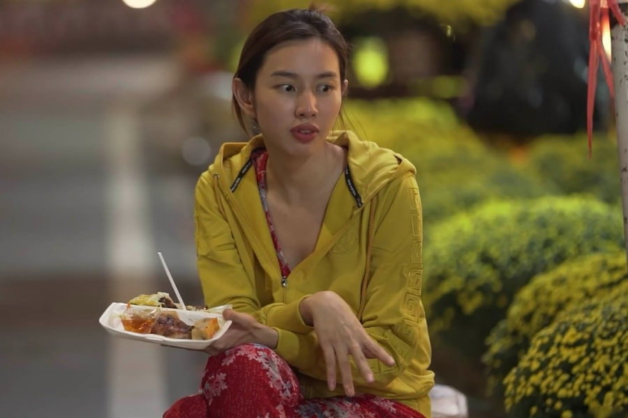 Hoa hậu Thùy Tiên mặc đồ bộ bán hoa tết khiến dân mạng thích thú 