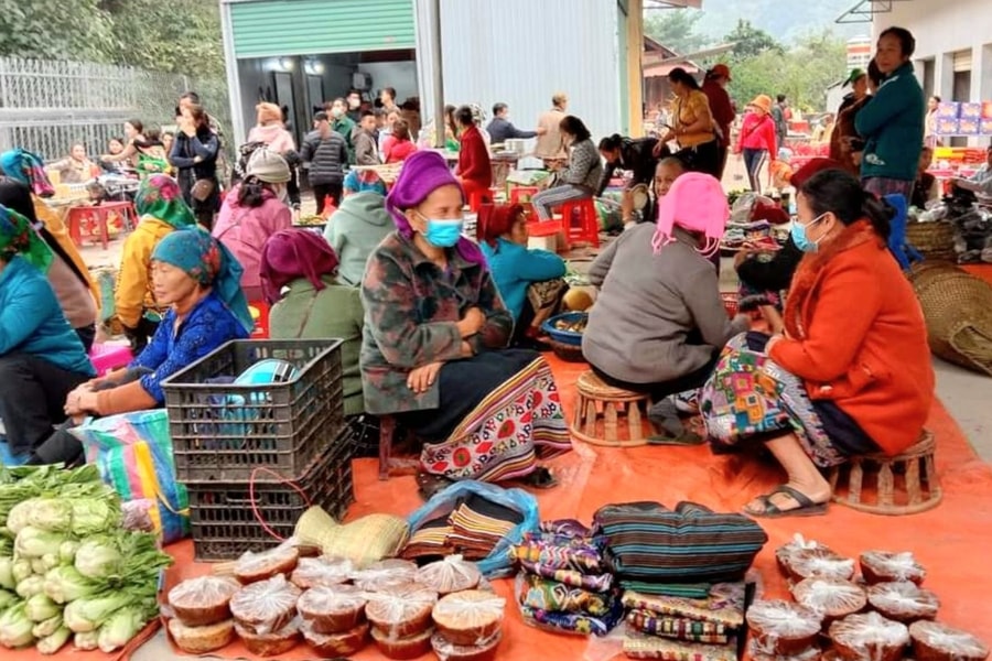 Mở mang dịch vụ thương mại đến các bản làng vùng cao