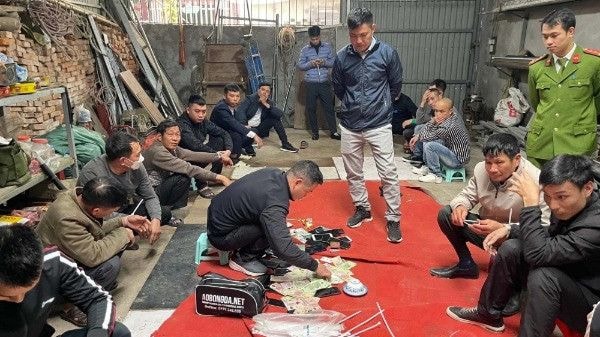 Hàng chục cảnh sát triệt phá sới bạc trong xưởng cơ khí ở Hà Nội