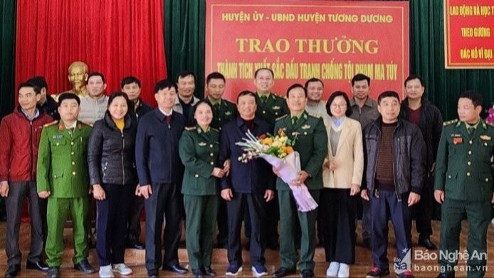 Trao thưởng chuyên án thu giữ 12kg nhựa cây thuốc phiện và 12.000 viên ma túy tổng hợp tại Tương Dương