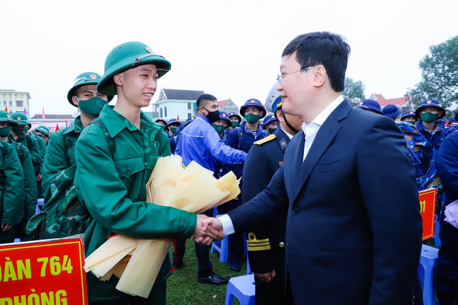 Chủ tịch UBND tỉnh Nguyễn Đức Trung dự lễ giao nhận quân, chúc mừng các tân binh huyện Diễn Châu 