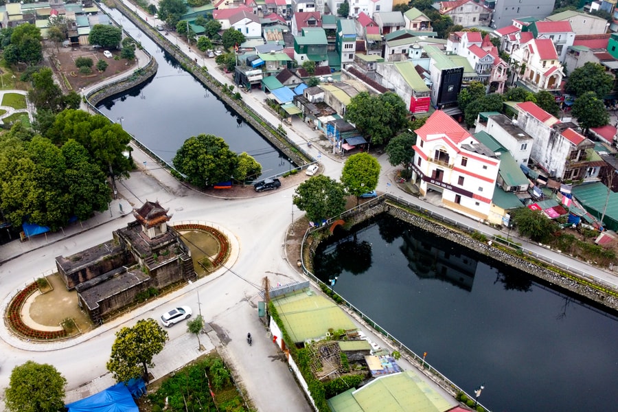 Hàng loạt hồ, kênh ở thành phố Vinh bị nhuộm đen vì nước, bùn thải