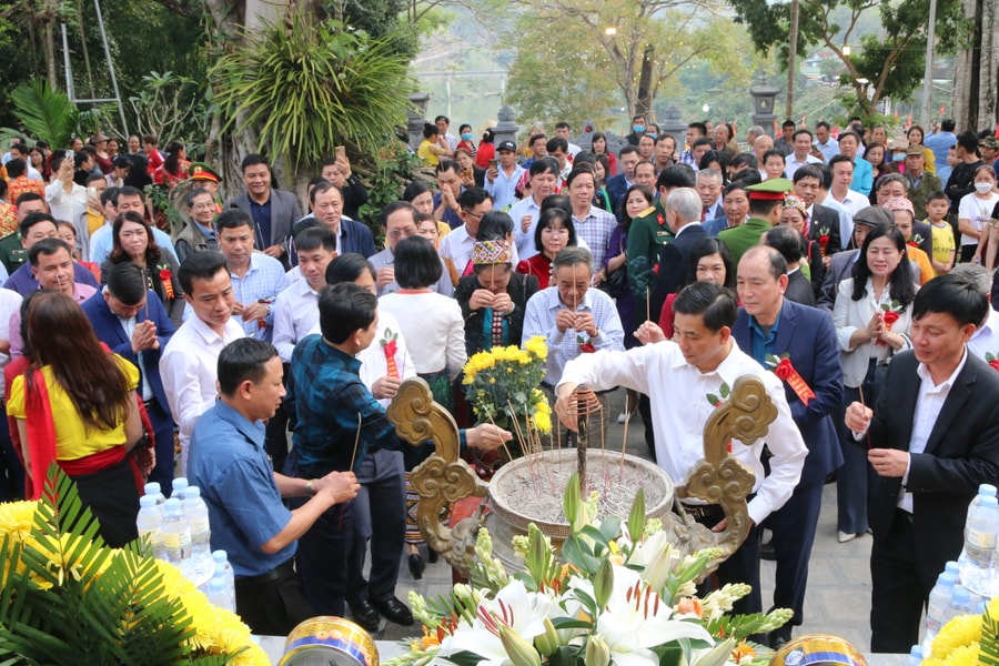 Hàng nghìn người dân, du khách thập phương về khai hội đền Vạn - Cửa Rào