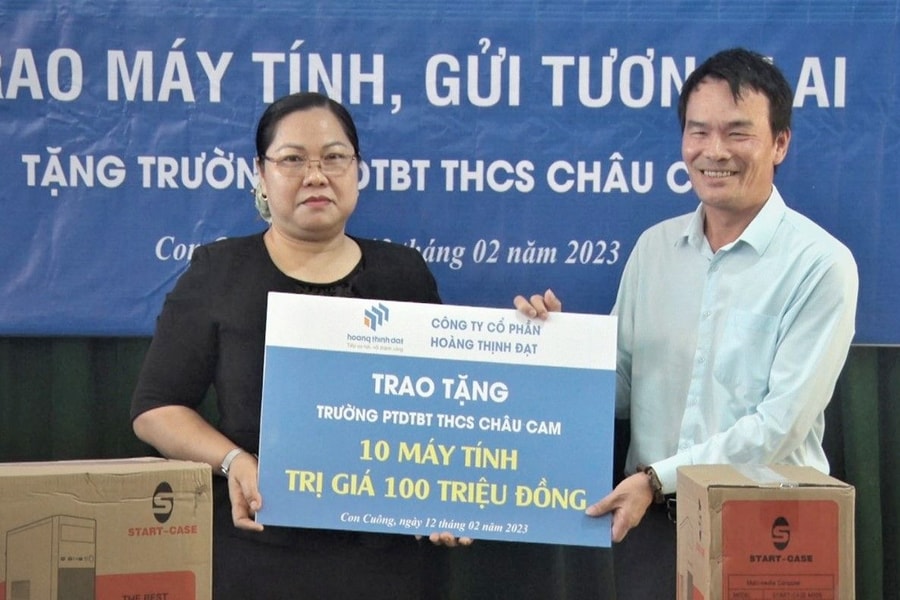 Trao tặng 10 máy tính cho Trường PTDTBT THCS Châu Cam (Con Cuông)