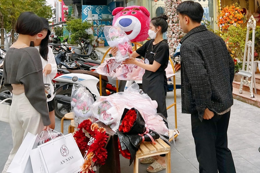 Hoa tươi tăng giá, quà tặng 'lên ngôi' ngày Lễ tình nhân