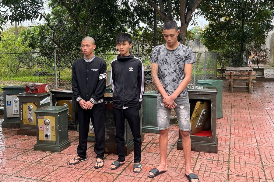 Bắt 4 đối tượng trộm két sắt trong đền, chùa, nhà thờ