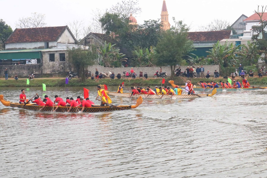 Hàng nghìn người theo dõi giải đua thuyền rồng trên hồ Diệu Ốc