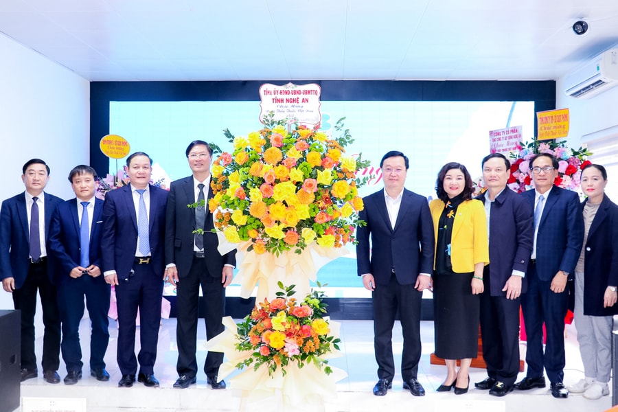 Chủ tịch UBND tỉnh Nguyễn Đức Trung chúc mừng các đơn vị y tế nhân ngày Thầy thuốc Việt Nam