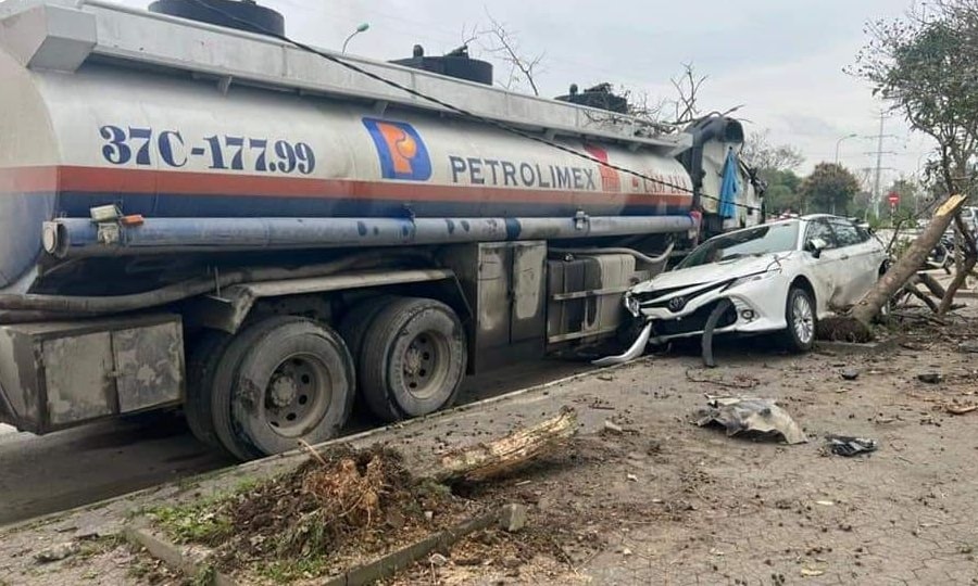 Xe bồn đâm xe 4 chỗ, tài xế thoát nạn hi hữu