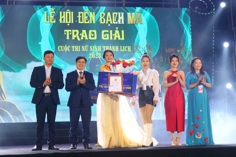 Học sinh trường THPT Nguyễn Cảnh Chân đạt giải Nhất cuộc thi Nữ sinh thanh lịch Lễ hội Đền Bạch Mã 2023
