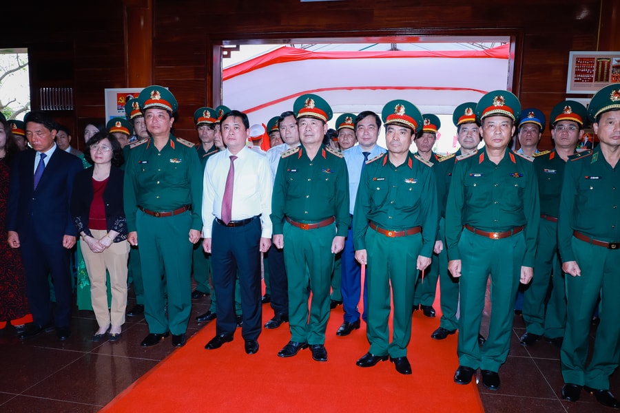 Lãnh đạo Trung ương, tỉnh Nghệ An dâng hoa, dâng hương tưởng niệm Đại tướng Chu Huy Mân