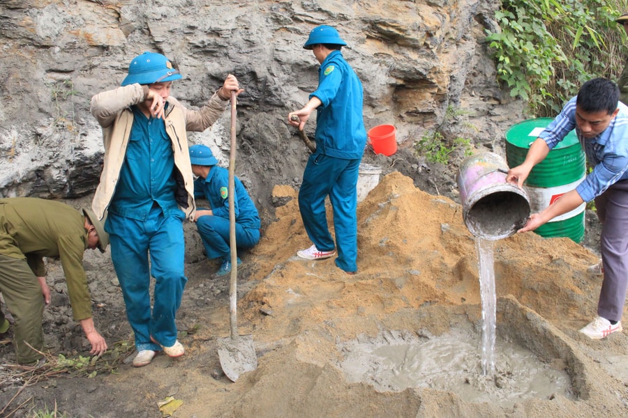 Quỳ Hợp: Đổ bê tông lấp 18 cửa hang do người dân đào bới để mót quặng trái phép