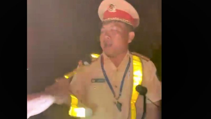 Khởi tố tài xế 'thông chốt' kiểm soát, giật bảng tên CSGT