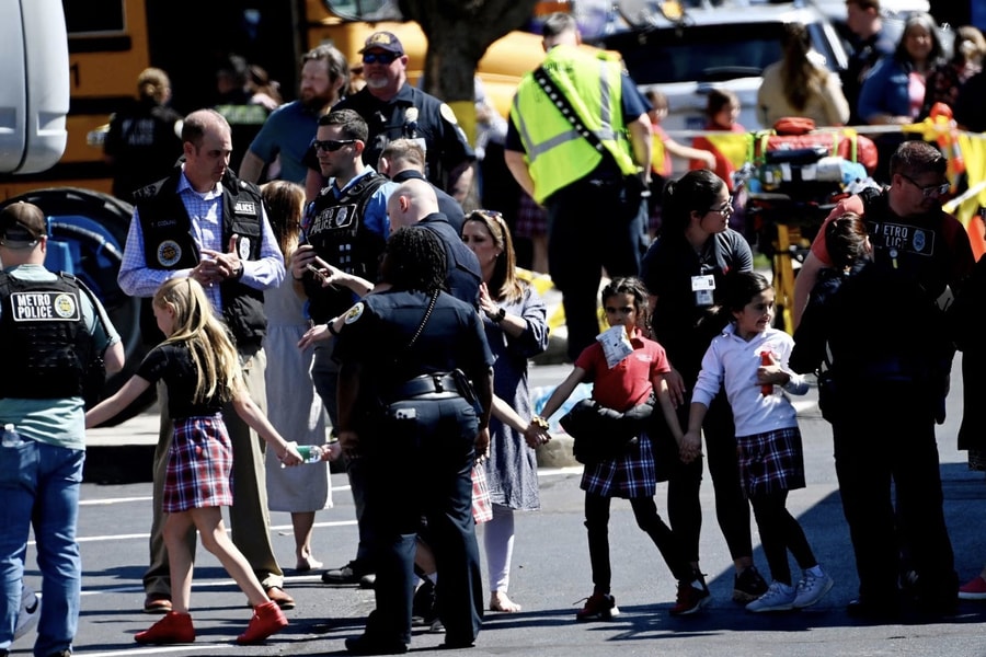 Một phụ nữ xả súng tại trường tiểu học Mỹ, nhiều người thiệt mạng