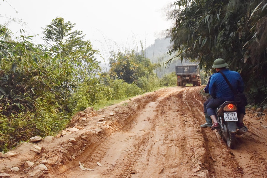 Gian nan ‘sống chung’ với đường giao thông hư hỏng nặng ở xã Bảo Thắng (Kỳ Sơn)