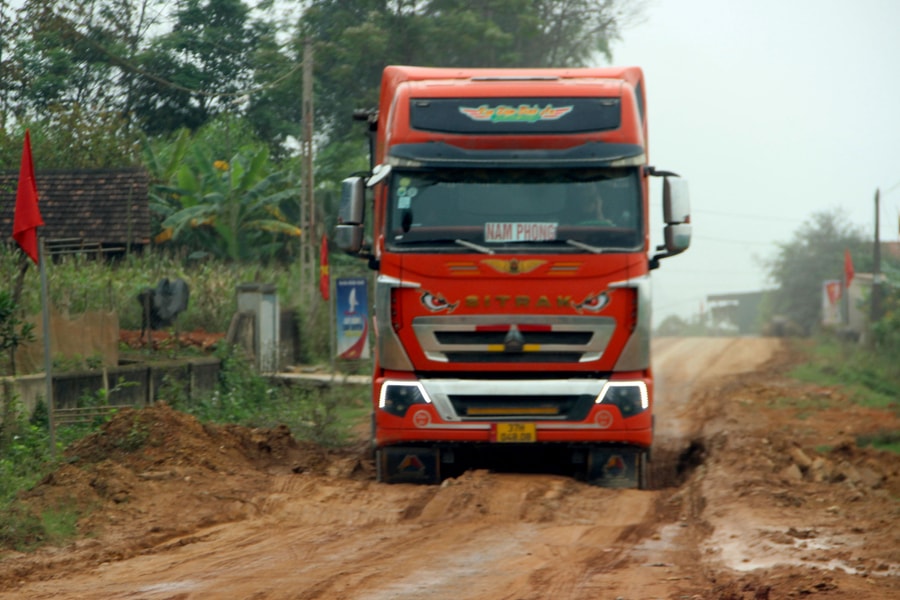 Tân Kỳ: Quốc lộ 15B chưa nghiệm thu đã bị xe quá tải cày nát