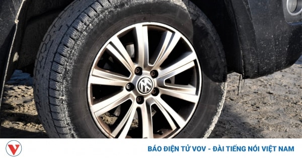 Cách kiểm tra áp suất lốp ô tô không dùng đồng hồ đo