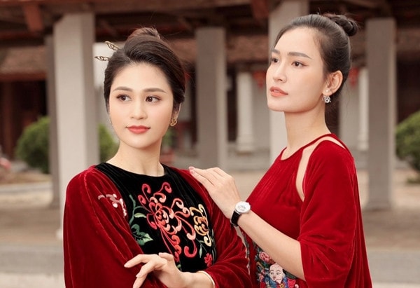 Hai Biên tập viên Thời sự 19h của VTV đẹp, cuốn hút ở ngoài đời