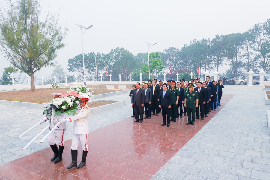 Đoàn đại biểu tỉnh Nghệ An dâng hương tưởng niệm các Anh hùng liệt sĩ hy sinh trên đất bạn Lào