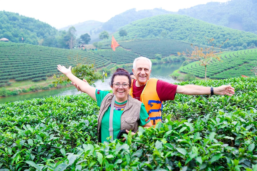 Du khách Pháp hào hứng khám phá vẻ đẹp Đảo chè ở Nghệ An