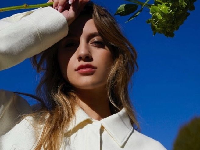 Vẻ đẹp hút hồn của ái nữ cựu sao Real Madrid trong giới người mẫu