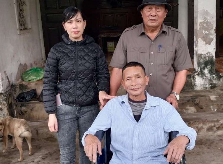 Trao tặng xe lăn cho người khuyết tật ở huyện Quỳnh Lưu 