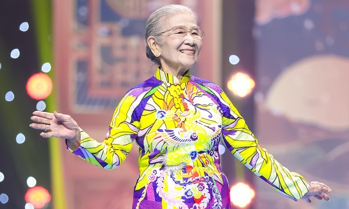 Ở tuổi 91, NSƯT Phi Điểu tự tin diễn thời trang cùng dàn Hoa hậu 