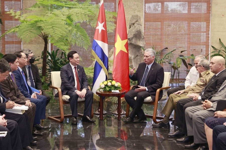Lãnh đạo cao nhất Cuba bày tỏ xúc động khi được gặp Chủ tịch Quốc hội Vương Đình Huệ