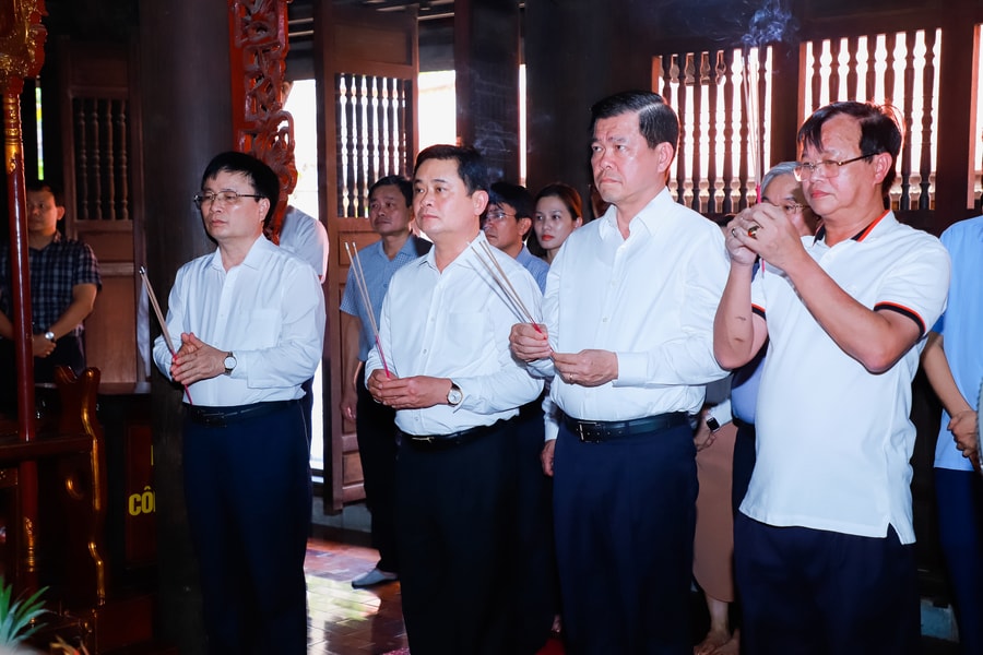 Lãnh đạo tỉnh Đồng Nai dâng hương tưởng niệm Hoàng đế Quang Trung và Đại thi hào Nguyễn Du