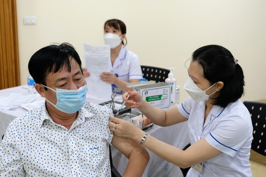 Ca COVID-19 tăng, tiêm vaccine xuyên nghỉ lễ, tăng cường bảo vệ nhóm nguy cơ