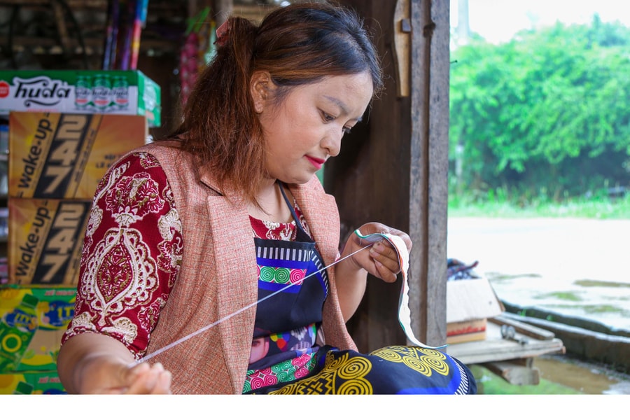 Nghề phụ giúp phụ nữ người Mông ở Nghệ An kiếm thu nhập đều đặn lúc nông nhàn