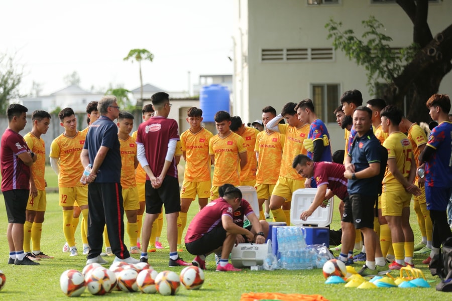 U22 Việt Nam tập buổi đầu tiên dưới cái nóng 40 độ C tại Campuchia 