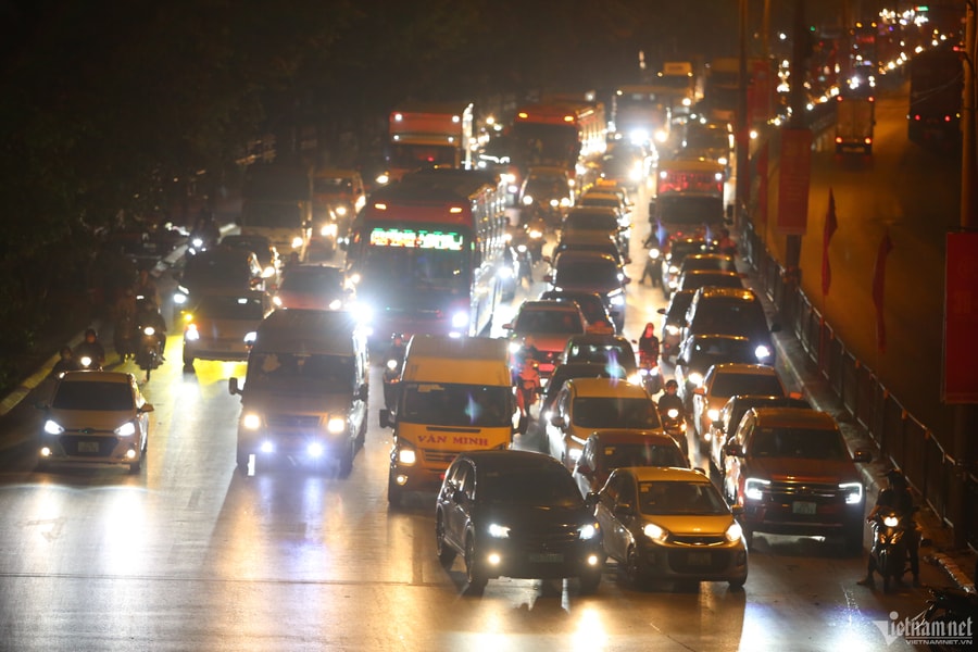 Không may 'dính' tắc đường khi trở lại thành phố, lái xe cần làm gì?