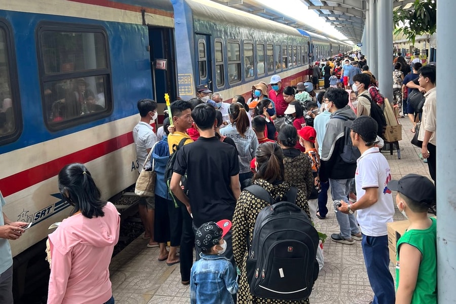 Sân bay, nhà ga đông đúc trong ngày cuối kỳ nghỉ lễ; Giá vé xe khách tăng cao