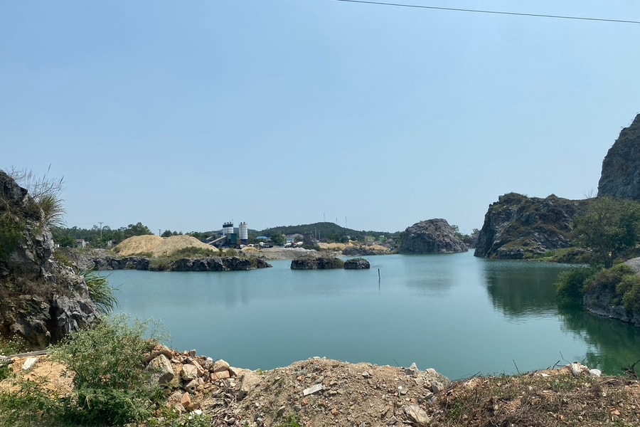 Hiểm nguy từ hồ nước sâu ở khu vực mỏ đá hết hạn khai thác 