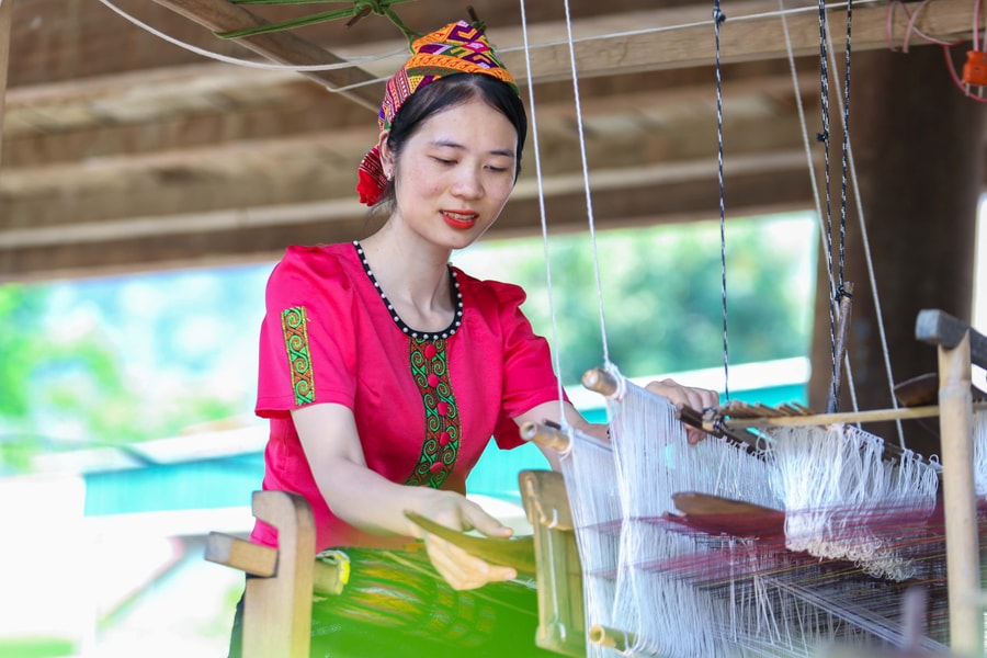 Bảo tồn làng nghề dệt thổ cẩm truyền thống gắn với phát triển du lịch