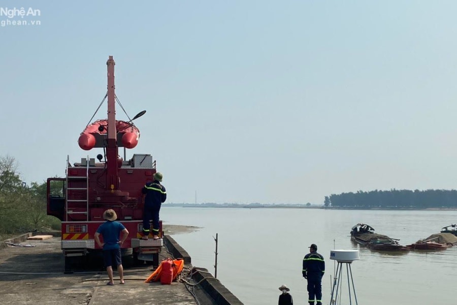 Tìm kiếm nam thanh niên nghi nhảy cầu Bến Thủy tự vẫn