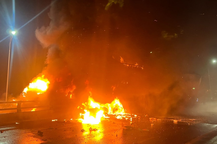 Va vào dải phân cách, xe ô tô bốc cháy trên Quốc lộ 1A