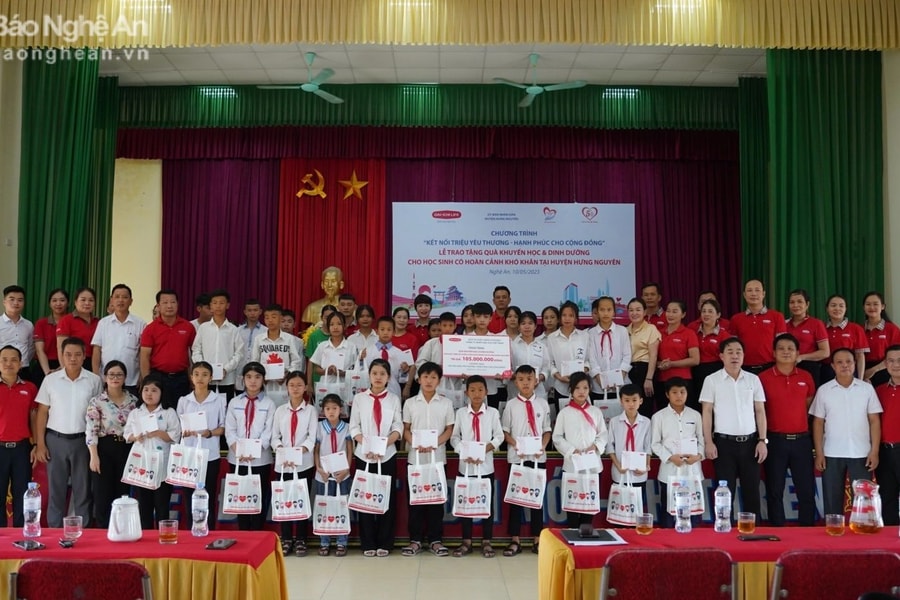 Dai-ichi Life Việt Nam tặng quà, học bổng cho học sinh khó khăn tại Nghệ An